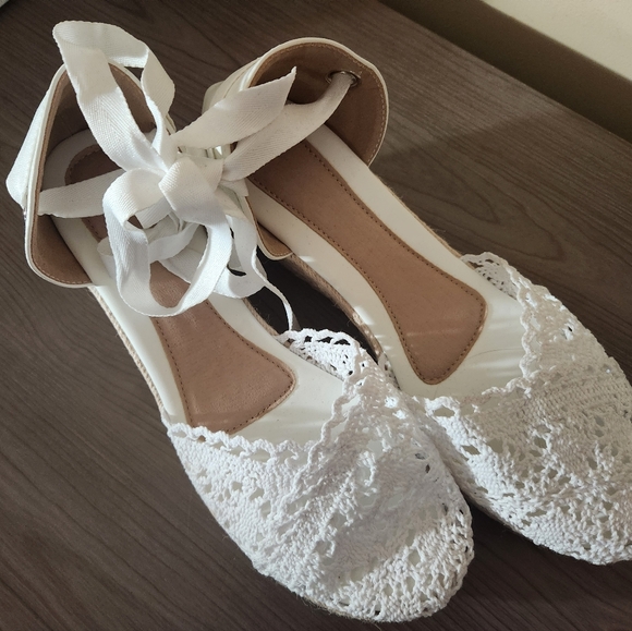 Elegant White Lace Wedge Sandals - Picture 2 of 4